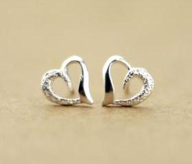 [grd03079]Semi-frosted heart-shaped 925 sterling silver earrings